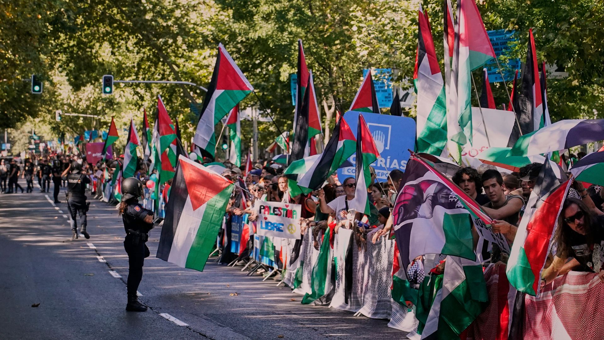 more-than-1,500-extra-police-deployed-for-final-stage-of-spain’s-tour-de-france-amid-protests