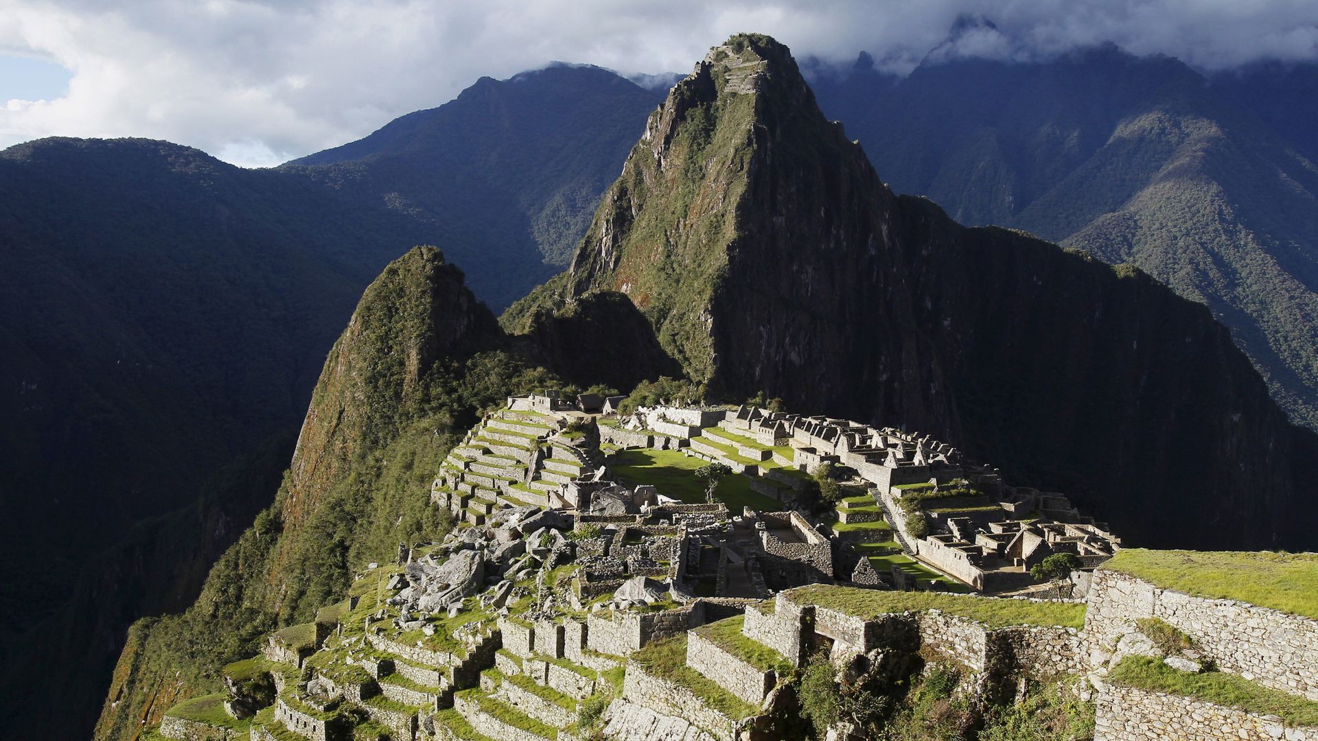 hundreds-of-machu-picchu-tourists-stranded