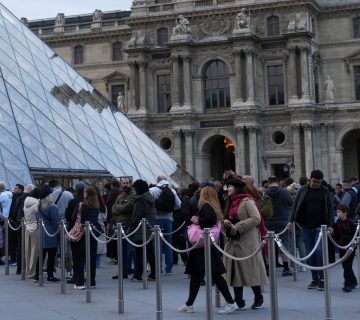 louvre-reopens-three-days-after-crown-jewels-stolen-in-daring-heist