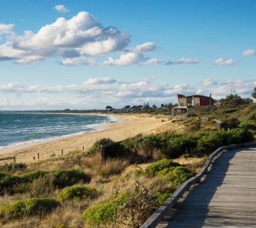 british-man-dies-off-coast-of-melbourne-after-surfboard-snaps