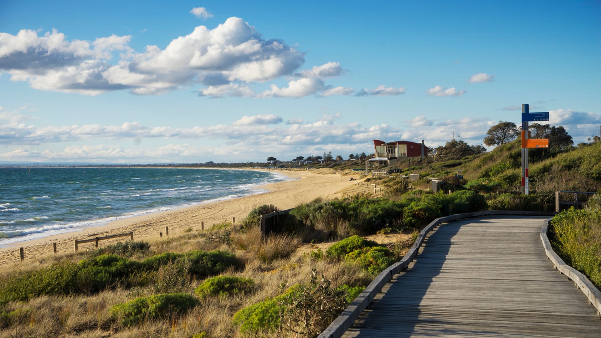 british-man-dies-off-coast-of-melbourne-after-surfboard-snaps