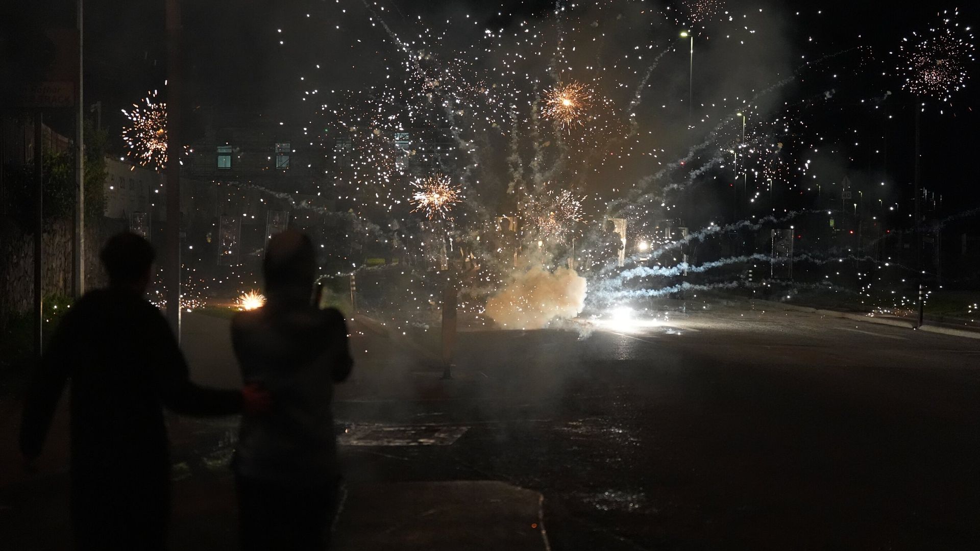 ‘urban-warfare’-on-streets-of-dublin-during-migrant-hotel-disorder,-says-community-leader