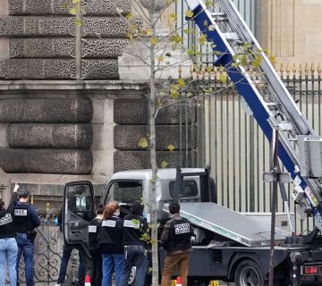 makers-of-lift-used-by-louvre-thieves-reveal-tongue-in-cheek-advert