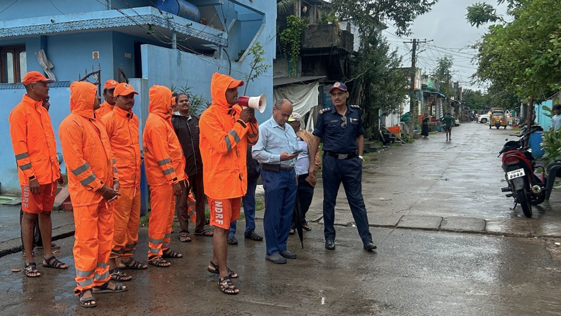 cyclone-montha-approaches-india-–-with-schools-closed-and-thousands-evacuated