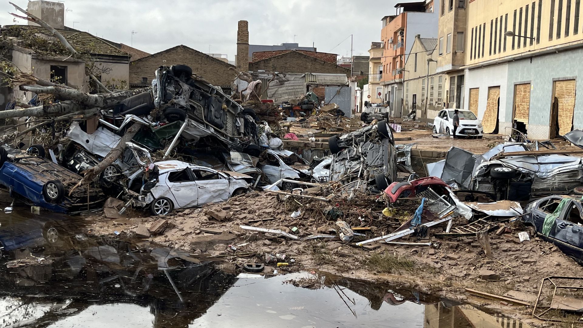 locals-relive-‘apocalyptic-scenes’-after-spain’s-floods-disaster
