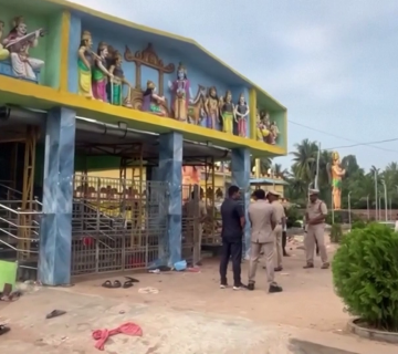 nine-dead-in-crowd-crush-at-temple-in-india