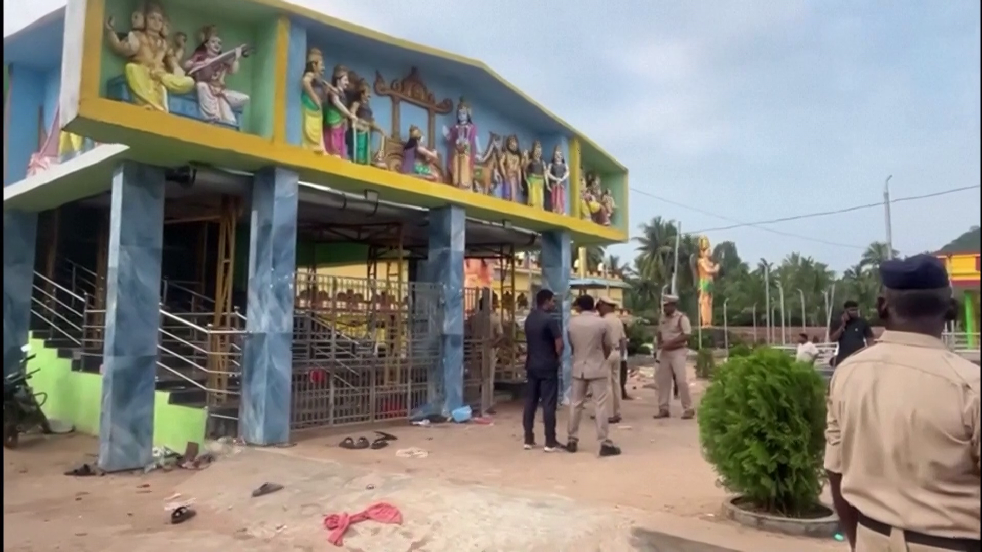 nine-dead-in-crowd-crush-at-temple-in-india