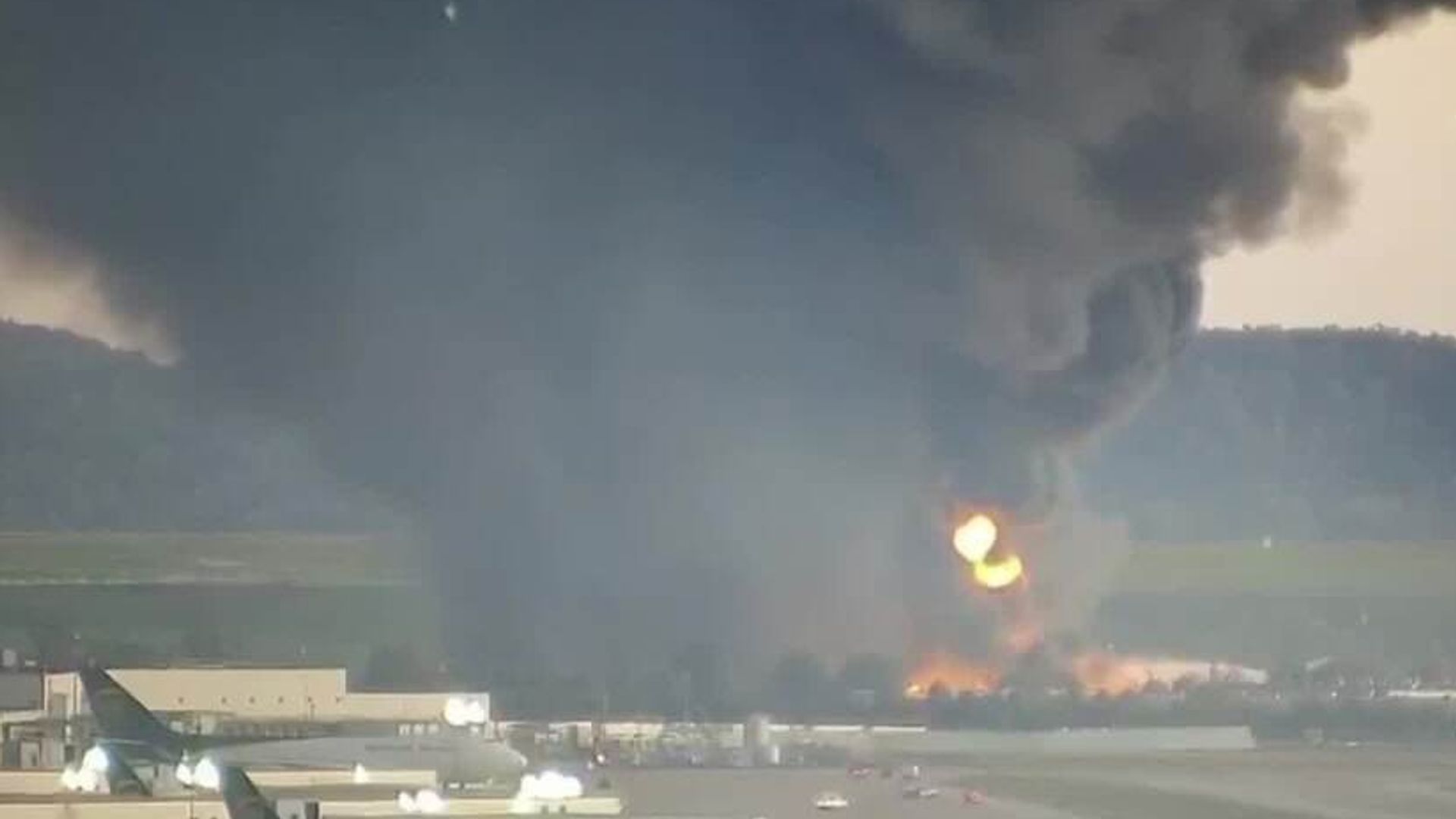 cargo-plane-crashes-near-airport-in-kentucky