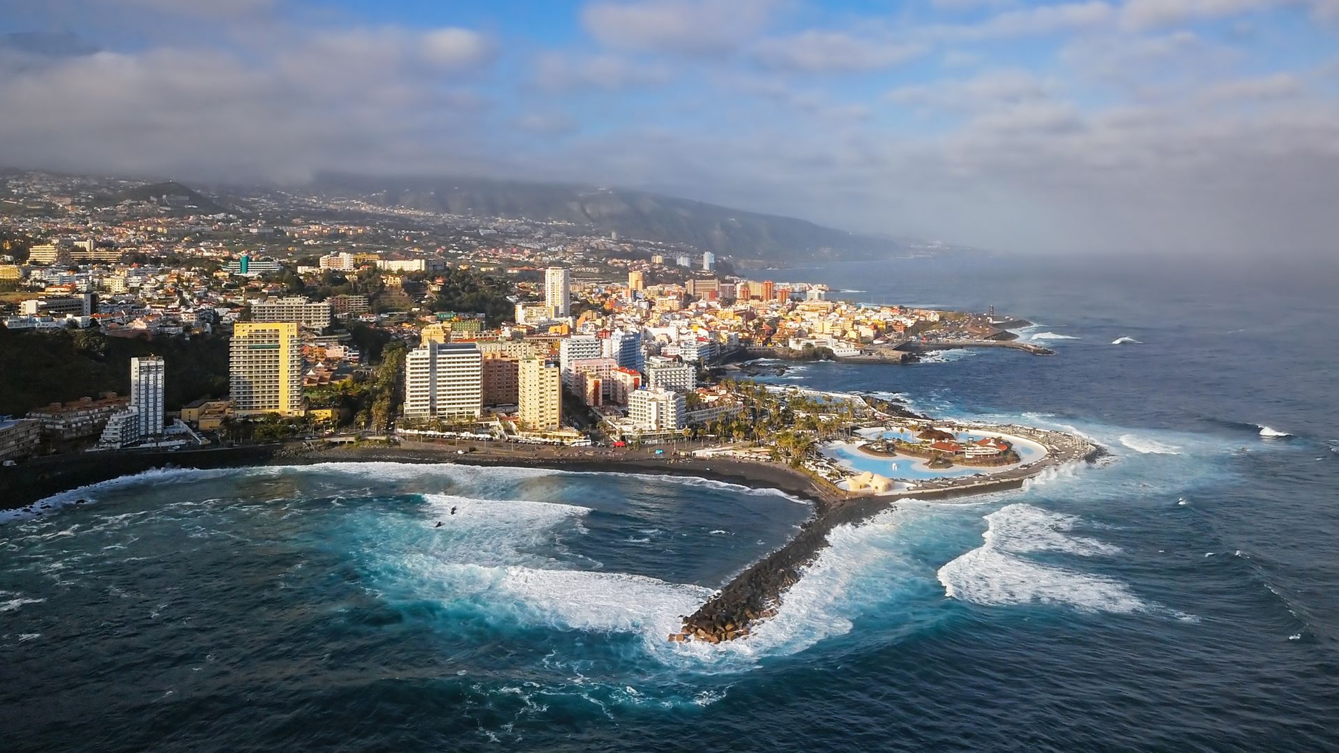three-dead-and-15-injured-in-tenerife-tidal-surge
