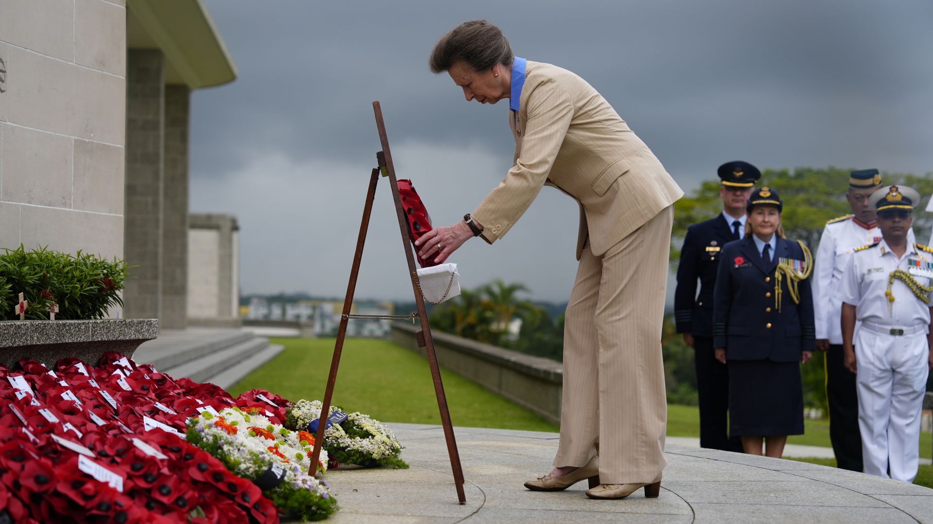 princess-anne-lays-a-wreath-at-memorial-service-in-singapore