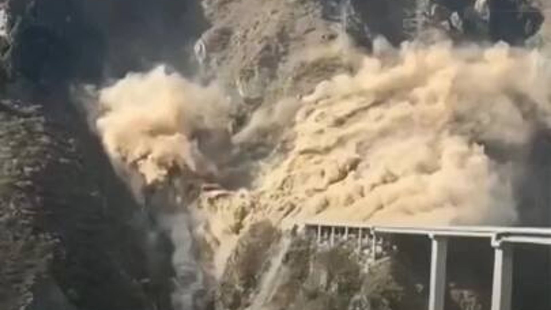 newly-opened-bridge-in-china-collapses