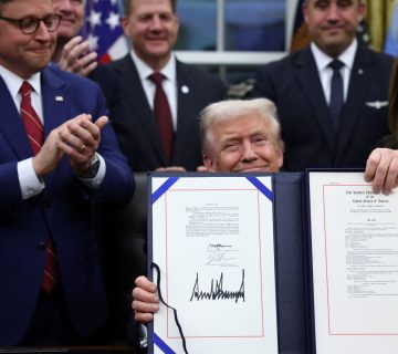 trump-signs-bill-to-end-shutdown-–-but-doesn’t-take-questions-after-epstein-files-released