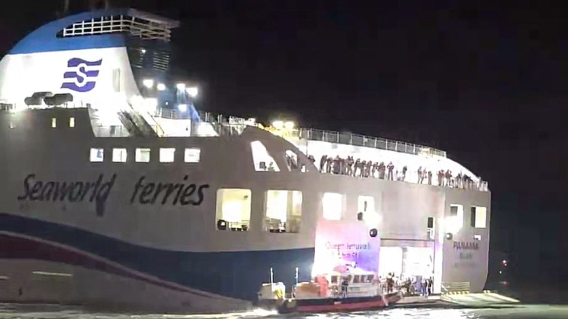 hundreds-rescued-from-south-korean-ferry-that-ran-aground