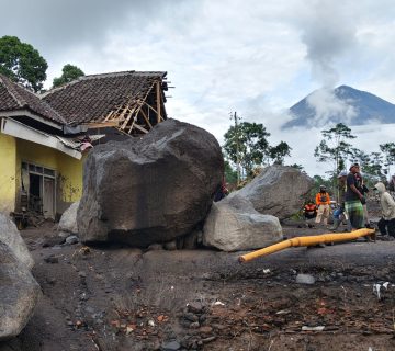 nearly-1,000-evacuated-as-erupting-indonesian-volcano-covers-villages-with-hot-ash