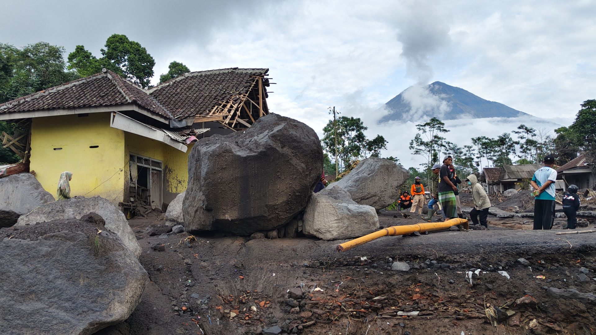 nearly-1,000-evacuated-as-erupting-indonesian-volcano-covers-villages-with-hot-ash