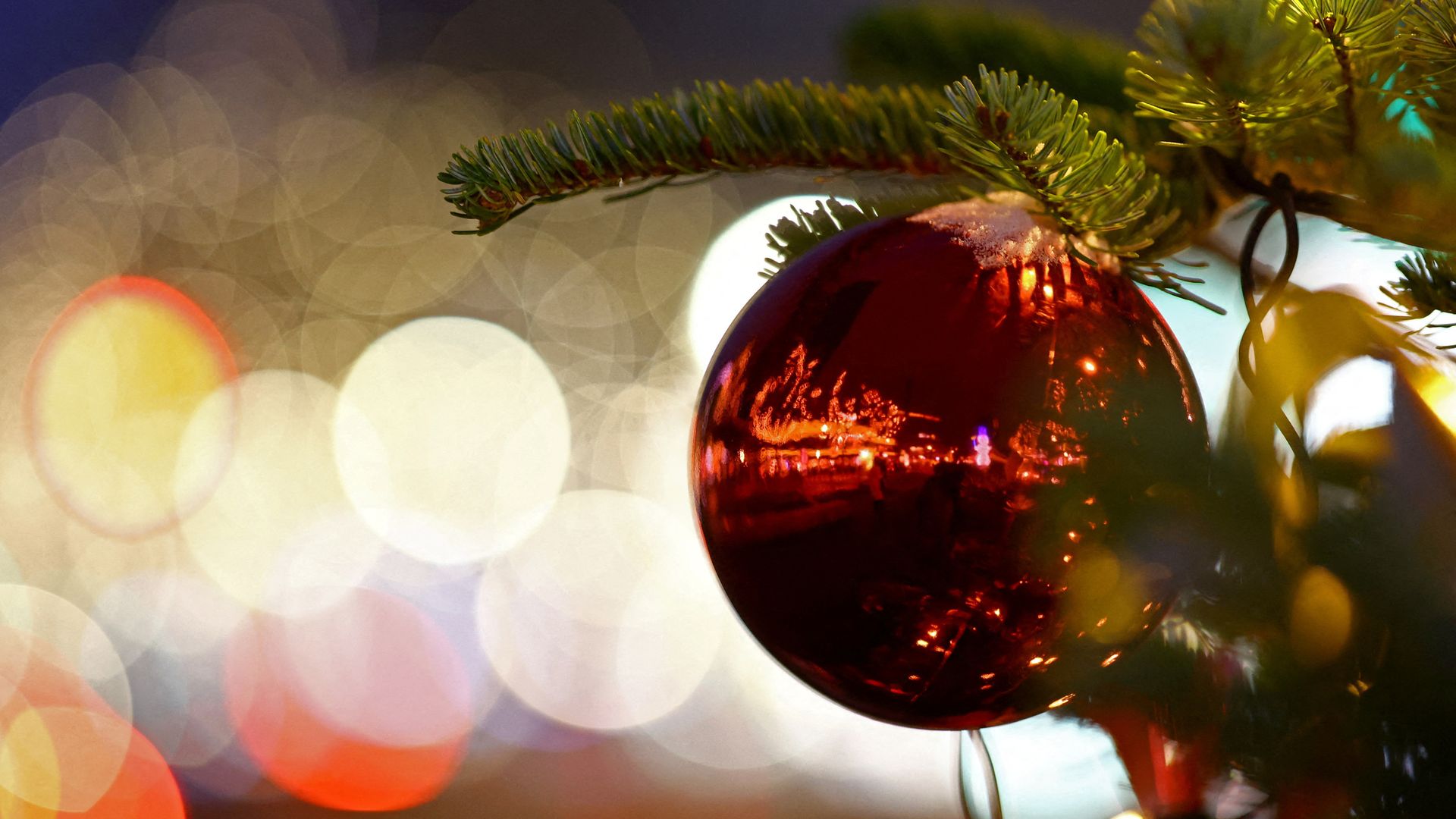 four-shot-at-christmas-tree-lighting-ceremony-in-the-us