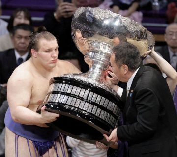 ukrainian-sumo-wrestler-makes-history-in-japan