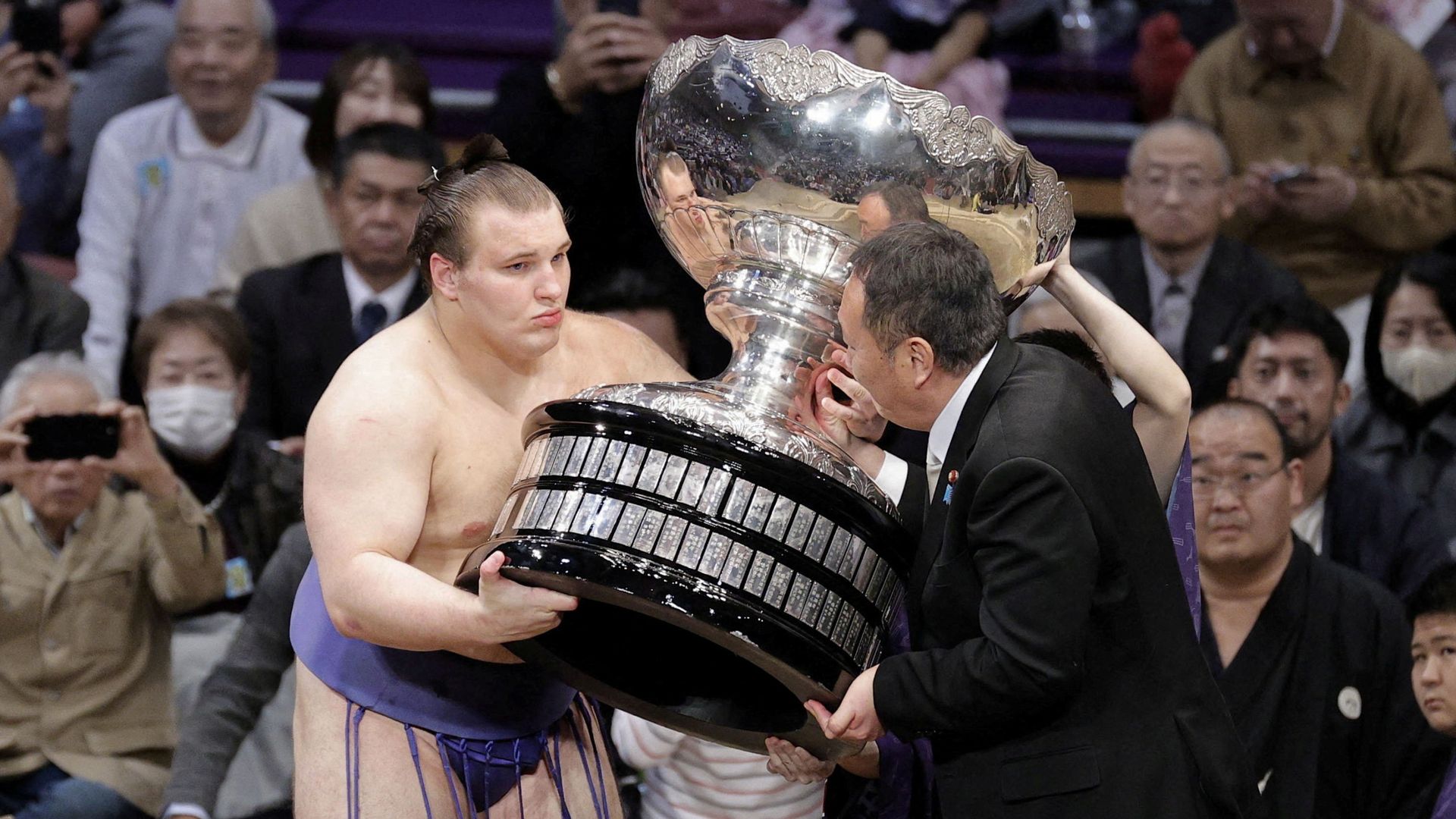 ukrainian-sumo-wrestler-makes-history-in-japan
