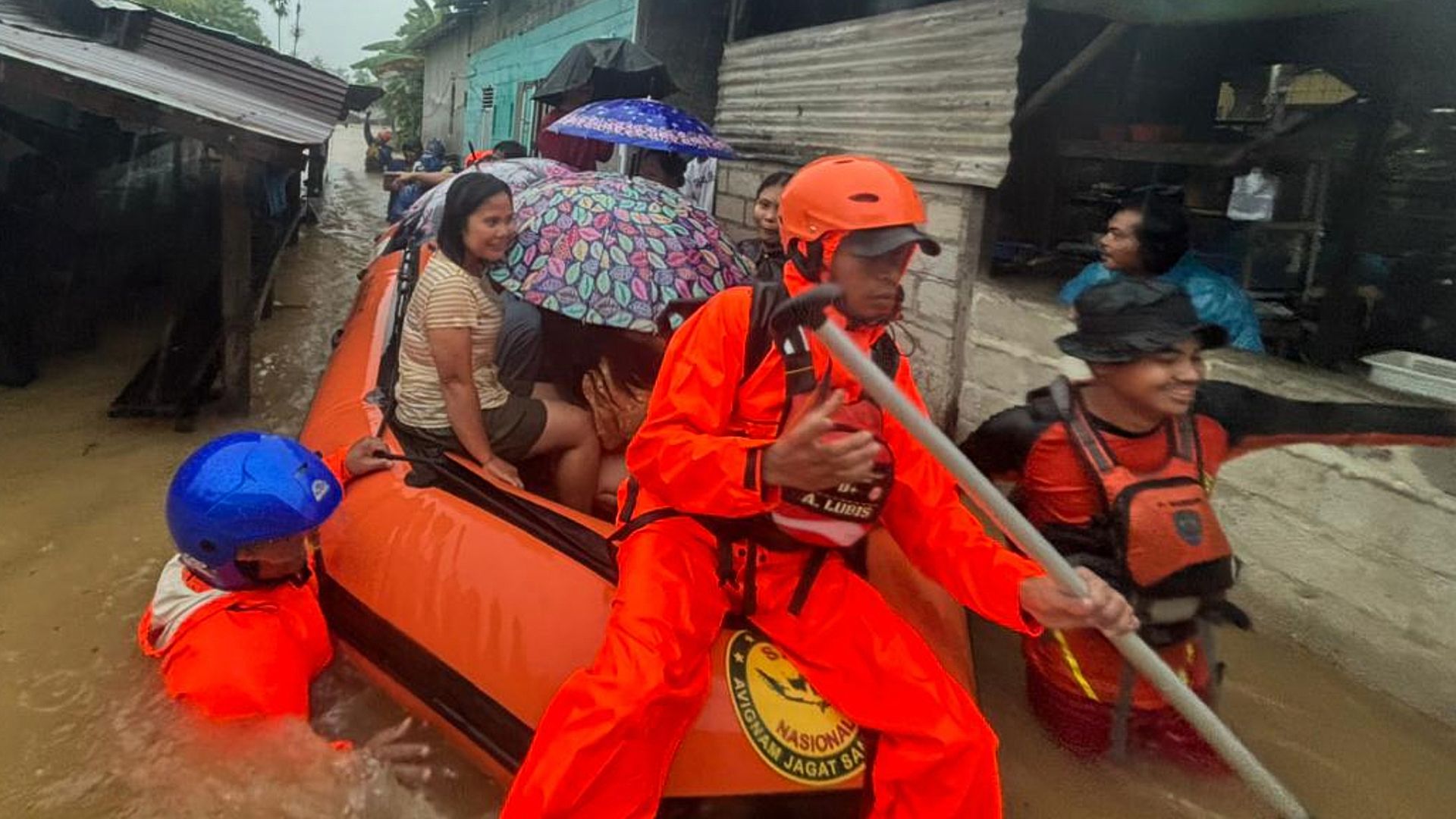 at-least-17-dead-after-landslides-and-flash-floods-in-sumatra,-indonesia