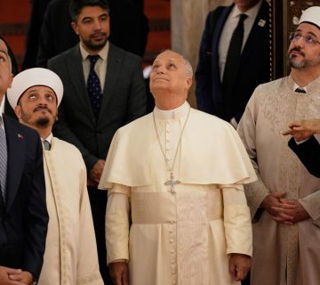 pope-leo-visits-istanbul’s-blue-mosque-during-first-overseas-visit