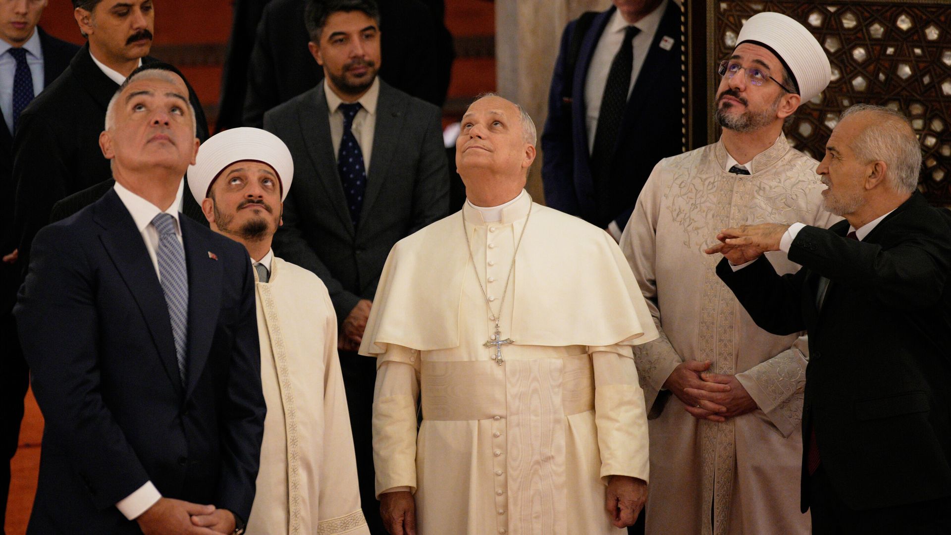 pope-leo-visits-istanbul’s-blue-mosque-during-first-overseas-visit
