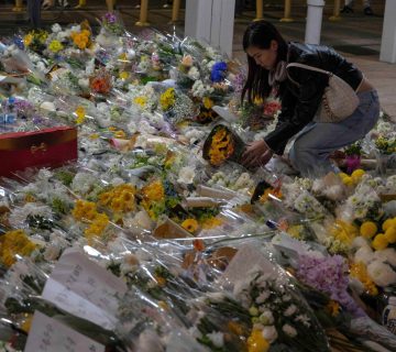 hong-kong-mourns-those-lost-to-fire-as-investigators-search-for-remains